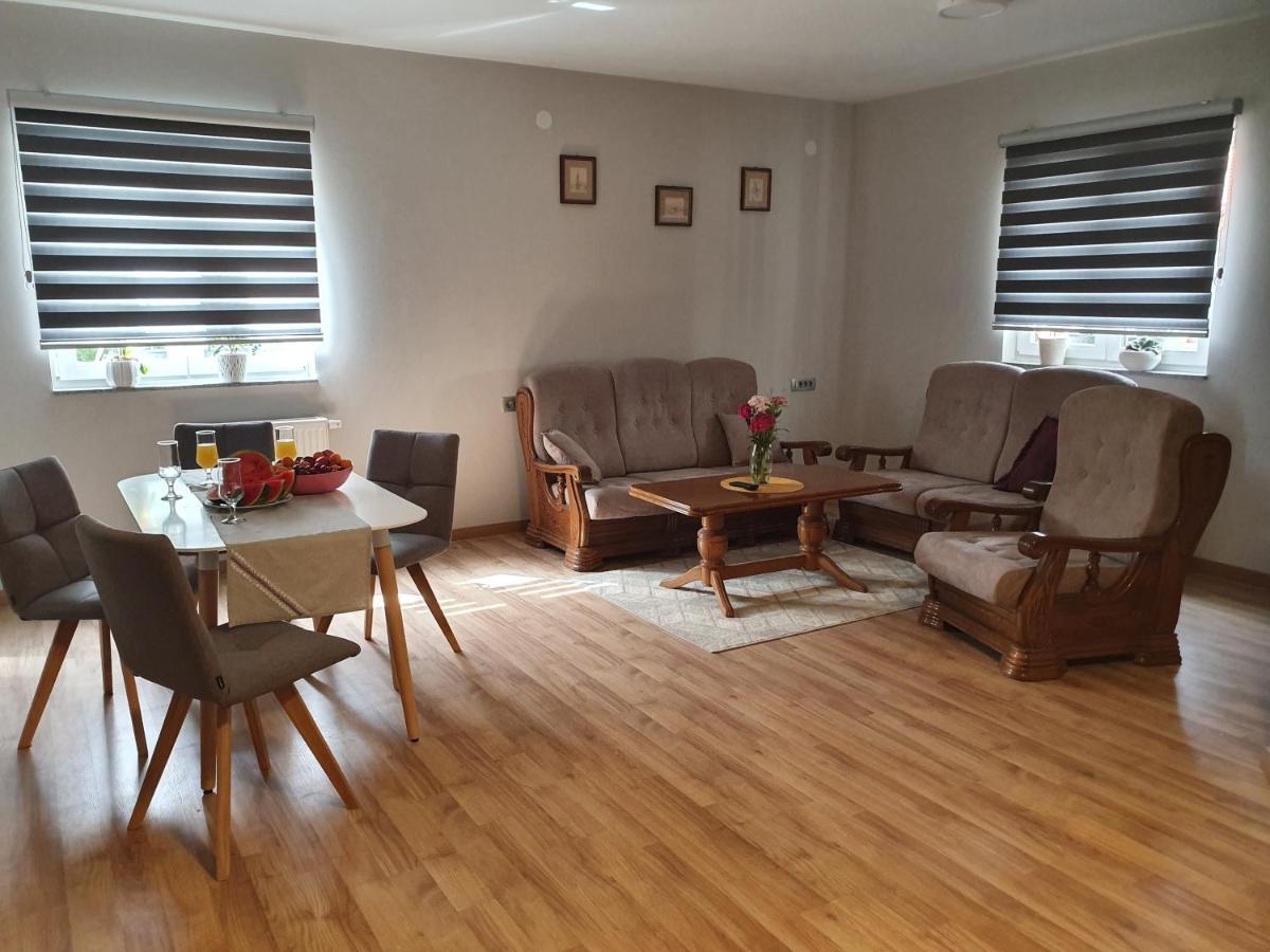 Apartman Fenestra S Terasom I Pogledom Na Gacku オトチャッツ エクステリア 写真