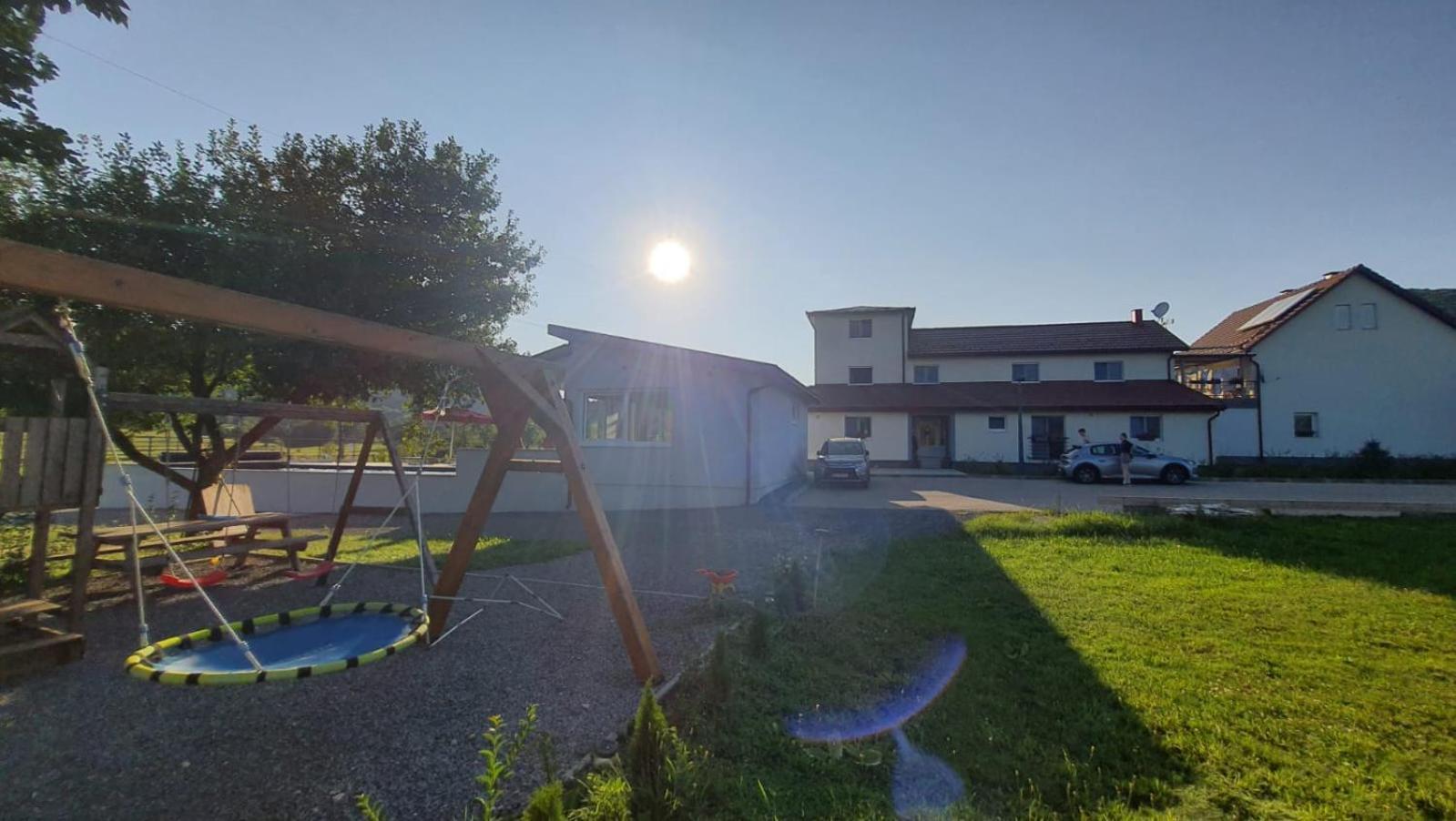 Apartman Fenestra S Terasom I Pogledom Na Gacku オトチャッツ エクステリア 写真