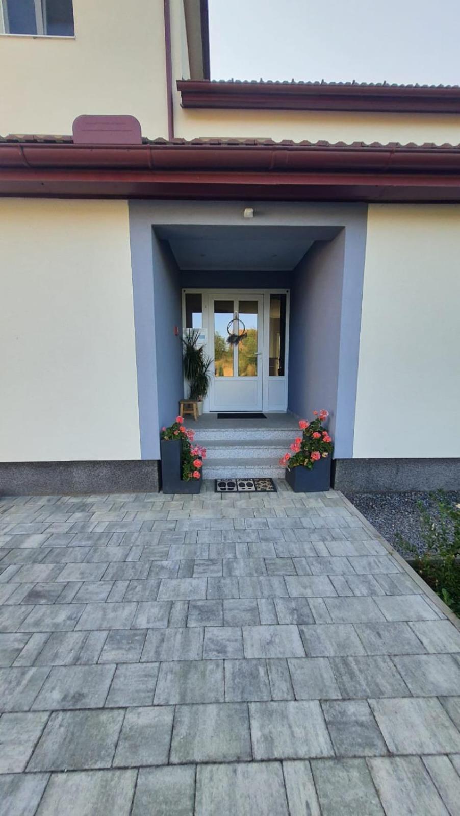 Apartman Fenestra S Terasom I Pogledom Na Gacku オトチャッツ エクステリア 写真